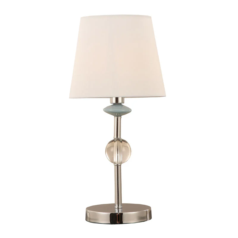Lampa stołowa w kolorze złamanej bieli w kształcie stożka